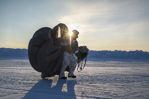 Бойцы отряда специального назначения МВД Чеченской Республики во время учений в районе Северного полюса
