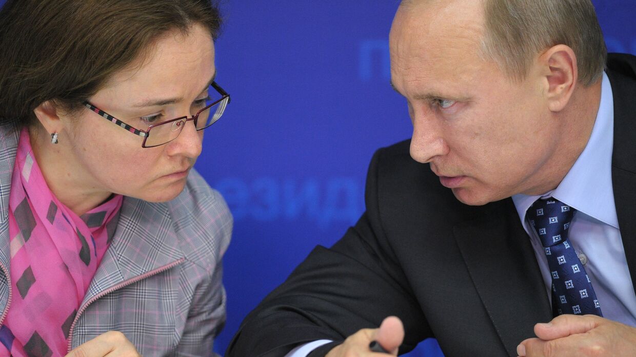 Президент России Владимир Путин и помощник президента Эльвира Набиуллина
