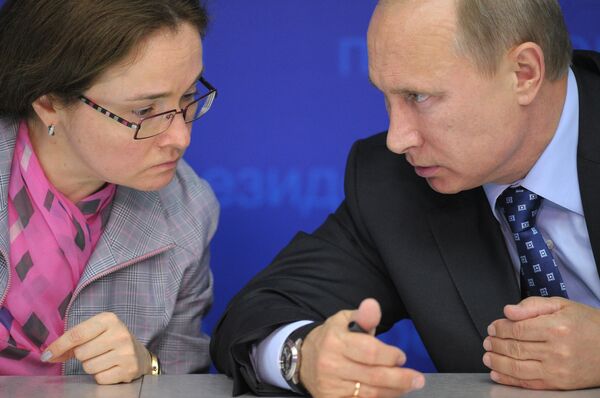 Президент России Владимир Путин и помощник президента Эльвира Набиуллина Президент России Владимир Путин и помощник президента Эльвира Набиуллина