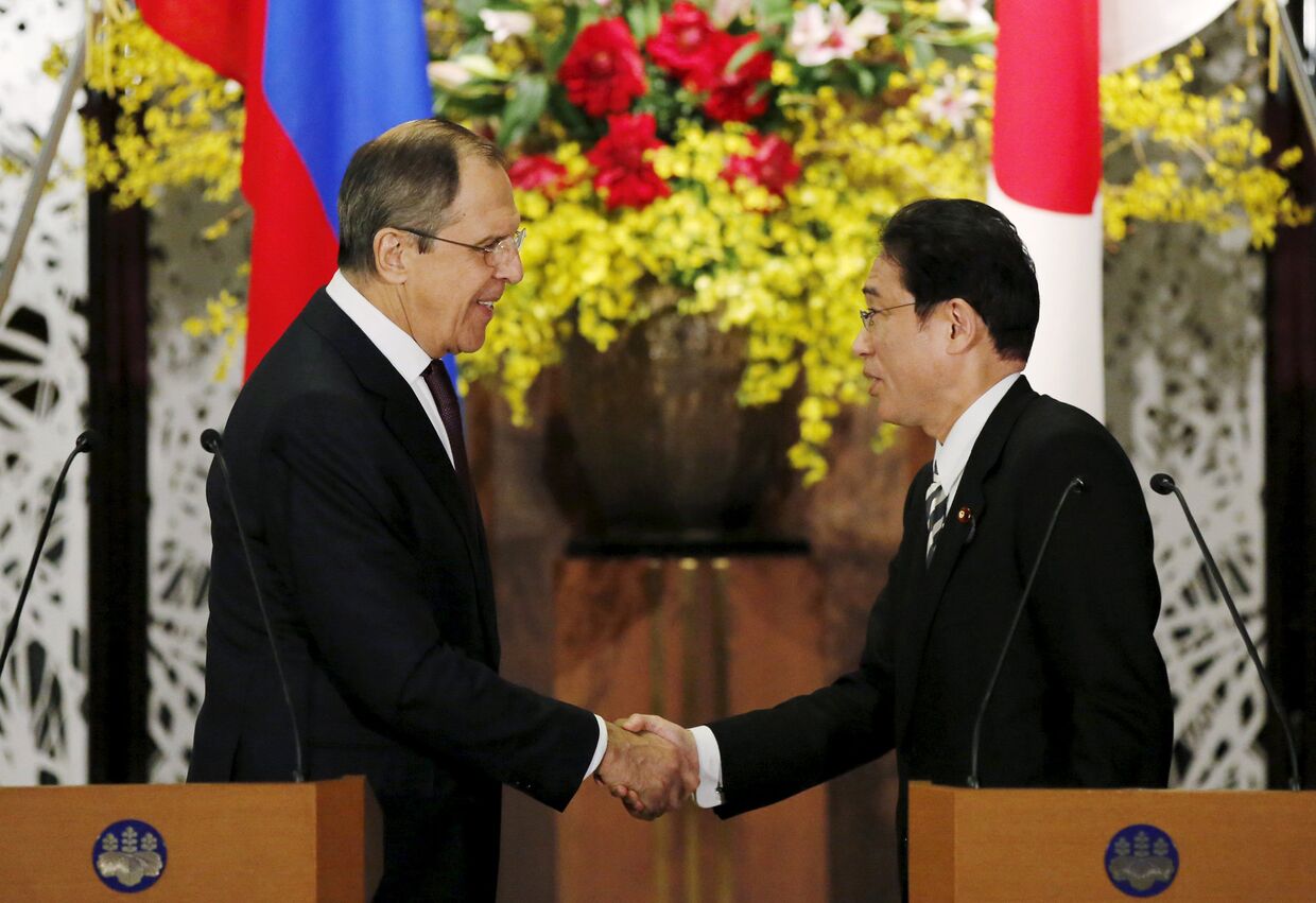 Министр иностранных дел России Сергей Лавров и министр иностранных дел Японии Фумио Кисида в Токио