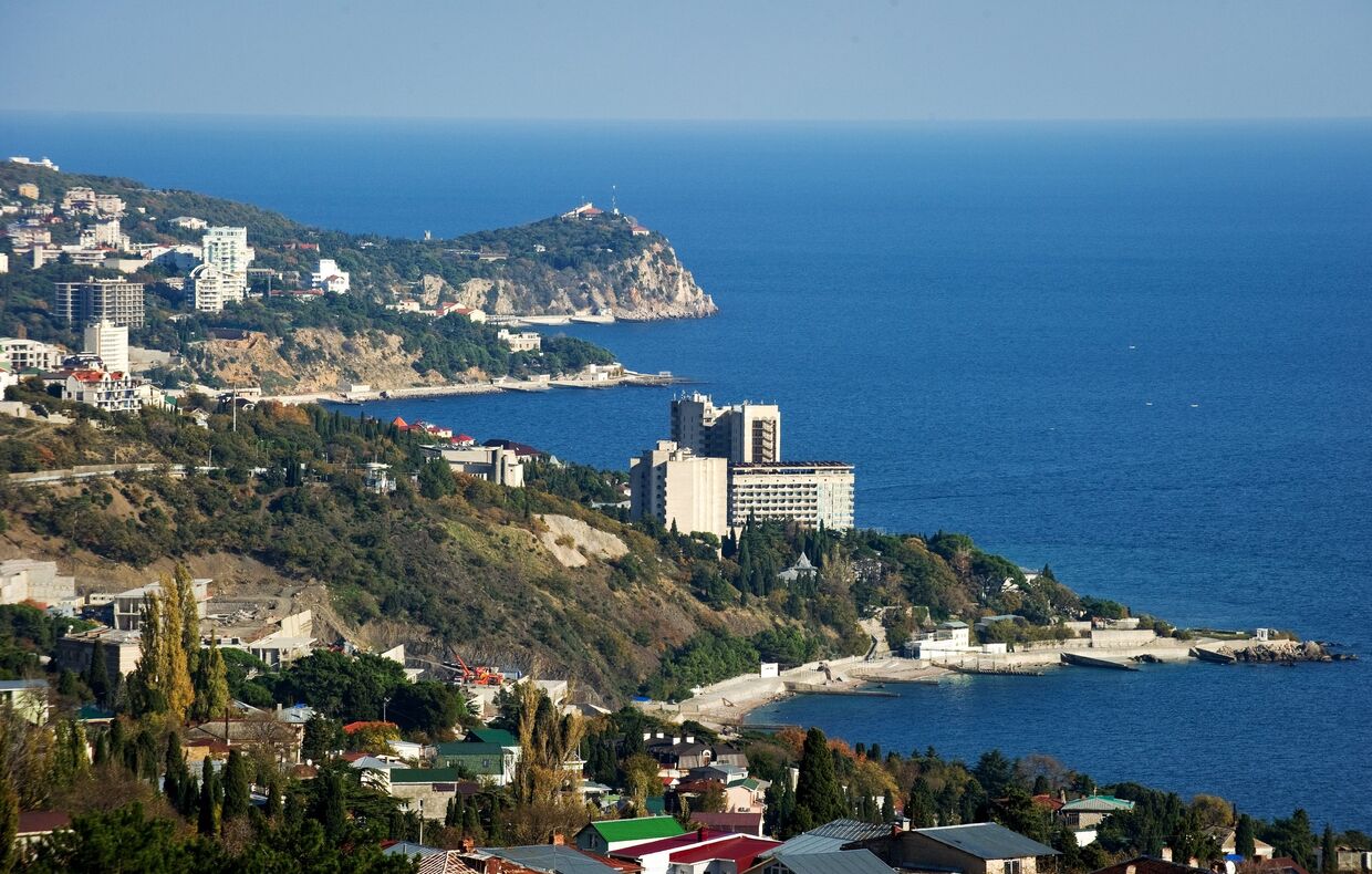 Вид на южный берег Крыма в окрестностях большой Ялты