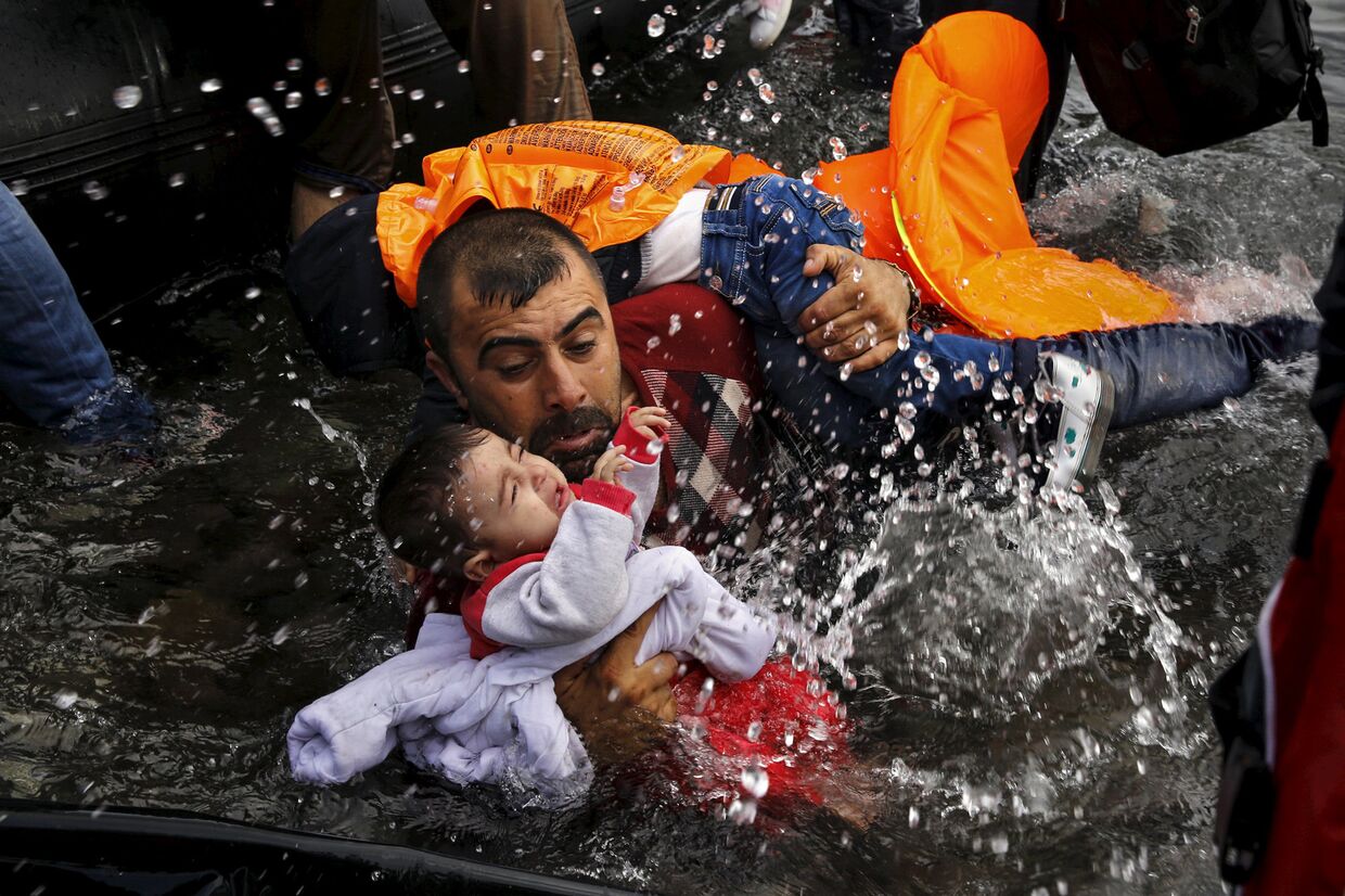 Сирийске беженцы спасаются на греческом острове Лесбос