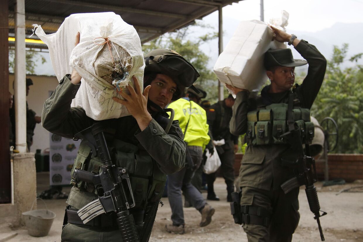 Колумбийские полицейские во время конфискации партии кокаина