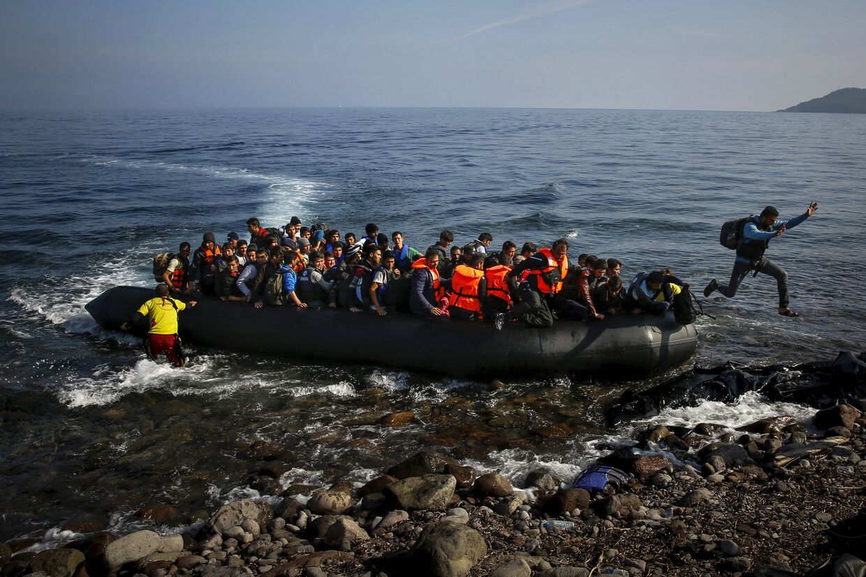 Афганские мигранты прибыли на пляж греческого острова Лесбос