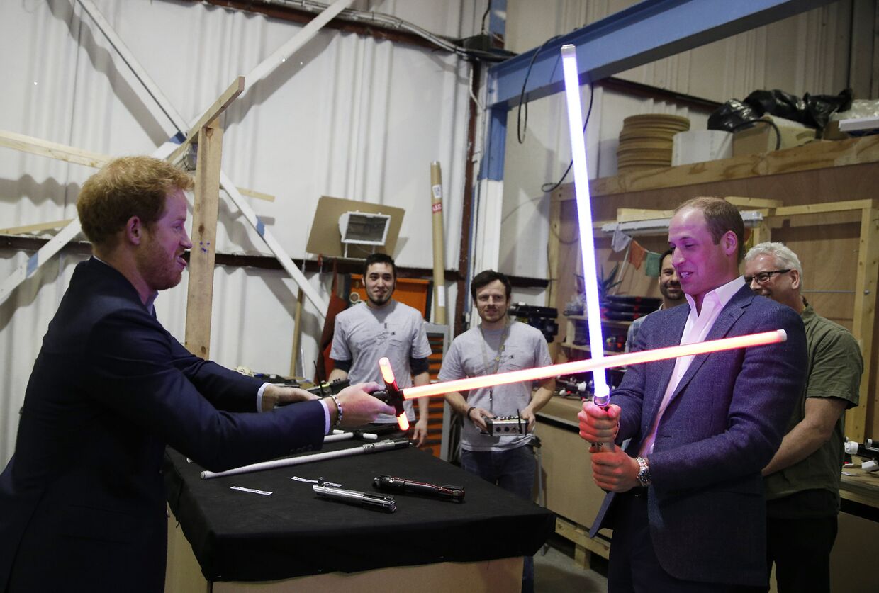 Принц Гарри и принц Уильям посетили съемочный павильон фильма «Звездные Войны»