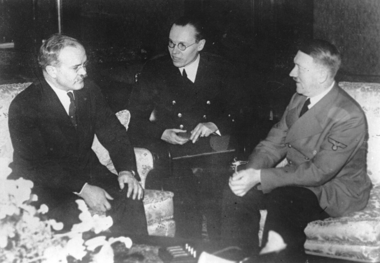 Советский нарком иностранных дел Вячеслав Молотов во время встречи с канцлером нацистской Германии Адольфом Гитлером в Берлине