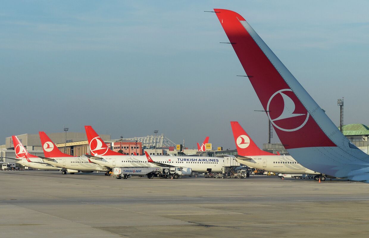 Самолеты авиакомпании Turkish Airlines в Международном аэропорту имени Ататюрка в Стамбуле