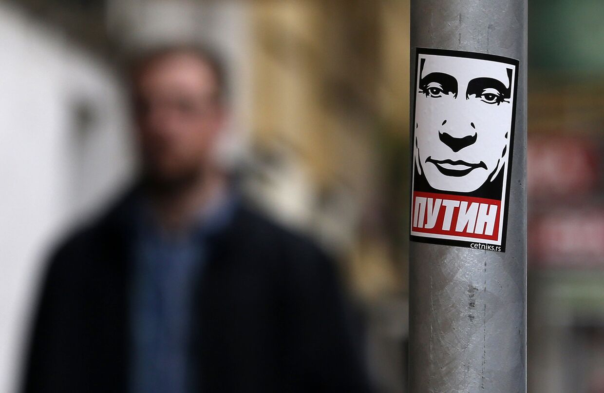Наклейка с изображением президента России Владимира Путина в Белграде