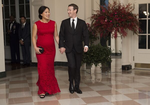 Руководитель компании Facebook Inc. Марк Цукерберг и его жена Присцилла Чан