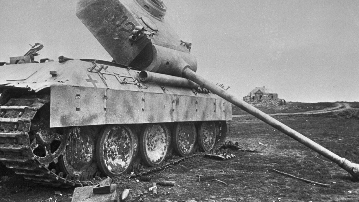 Подбитый немецкий танк брошен на поле боя. Курская дуга