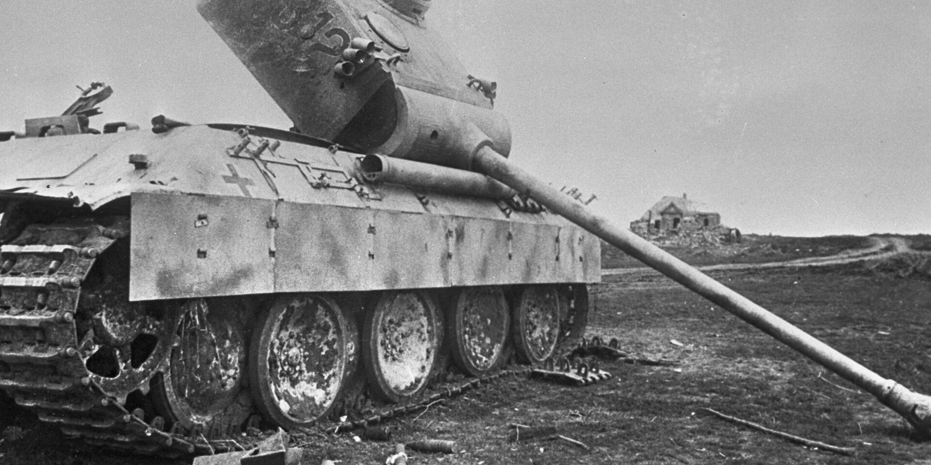 Подбитый немецкий танк брошен на поле боя. Курская дуга - ИноСМИ, 1920, 03.02.2024