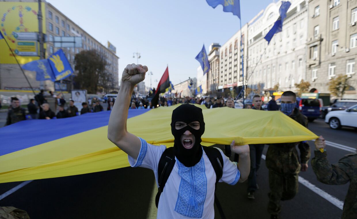 Активисты партии «Свобода» и «Правого сектора» во время демонстрации в Киеве