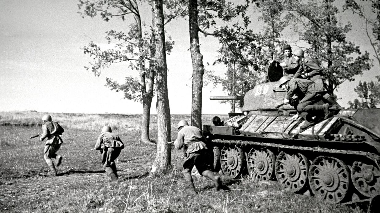 Советские солдаты во время боя на Курской дуге
