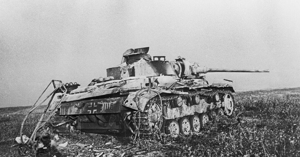 Подбитый фашистский танк в районе станции Прохоровка в ходе сражения на Курской дуге в 1943 году