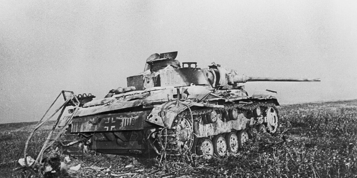 Подбитый фашистский танк в районе станции Прохоровка в ходе сражения на Курской дуге в 1943 году