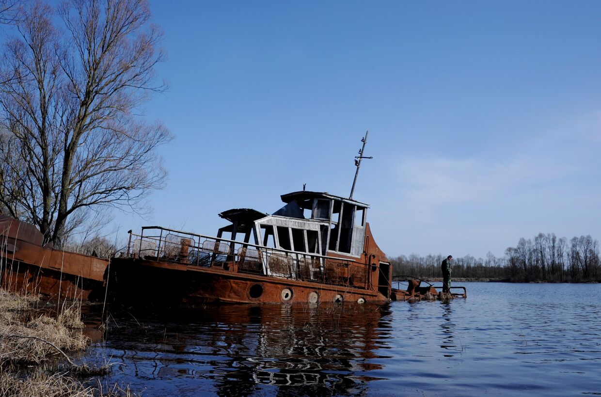Заброшенное судно на реке Припять рядом с деревней Красноселье