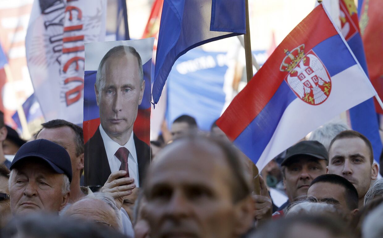 Сторонники сербской радикальной партии с портретом президента России Владимира Путина