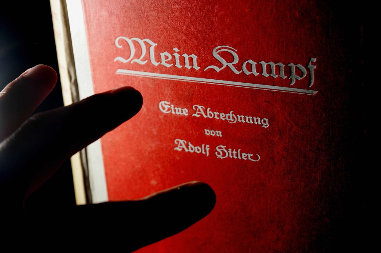 Первое издание книги Адольфа Гитлера «Майн Кампф»