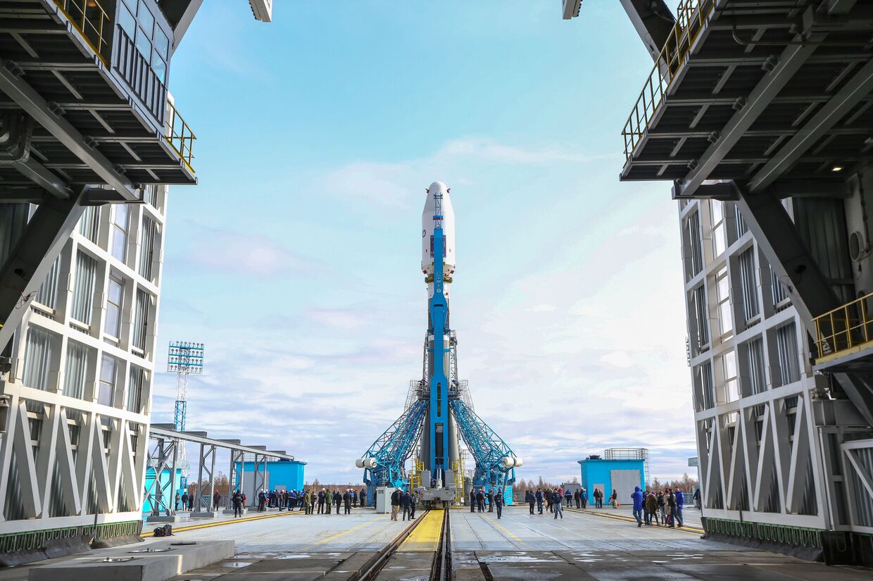 Вывоз ракеты «Союз-2.1а» с космическими аппаратами на стартовую площадку космодрома «Восточный»