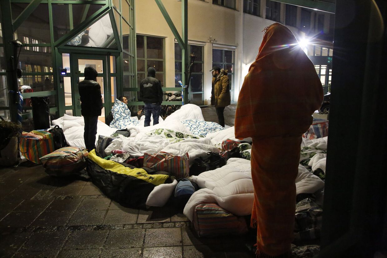 Беженцы устроились на ночлег возле шведского Агентства по миграции