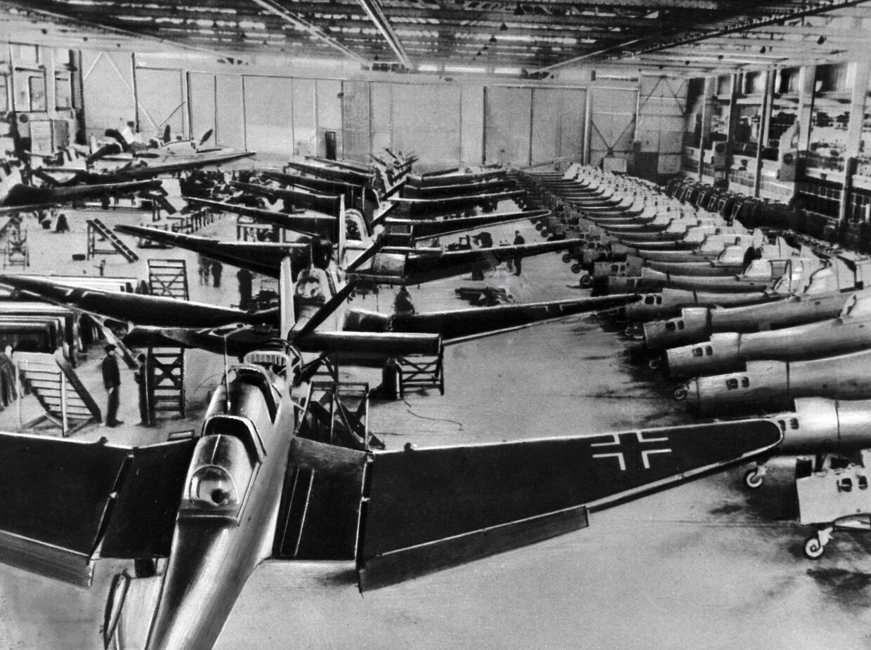 Самолеты собирают в цехе авиационного завода фашистской Германии