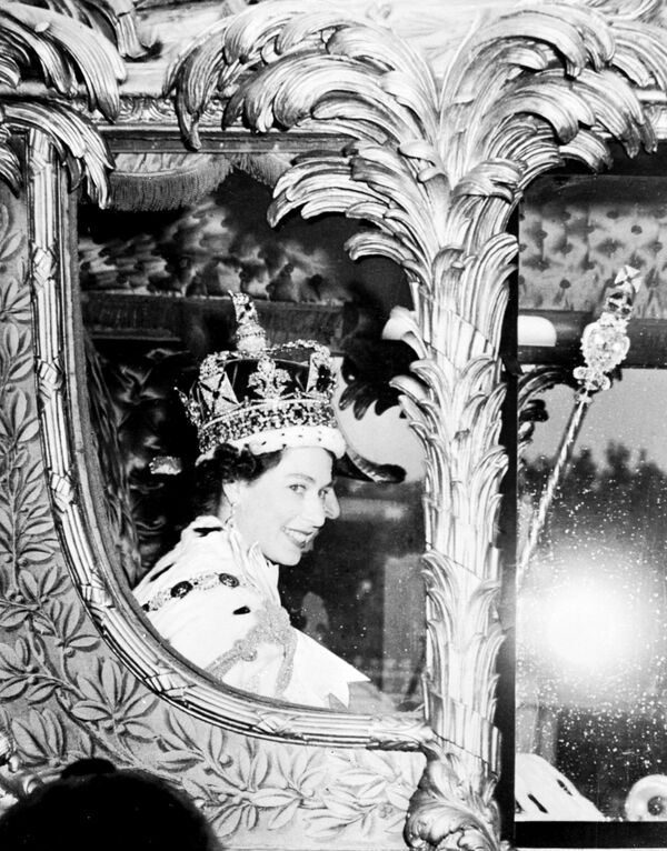 Королева Елизавета II во время торжественной коронации 2 июня 1953 года в Вестминстерском аббатстве в Лондоне Королева Елизавета II во время торжественной коронации 2 июня 1953 года в Вестминстерском аббатстве в Лондоне