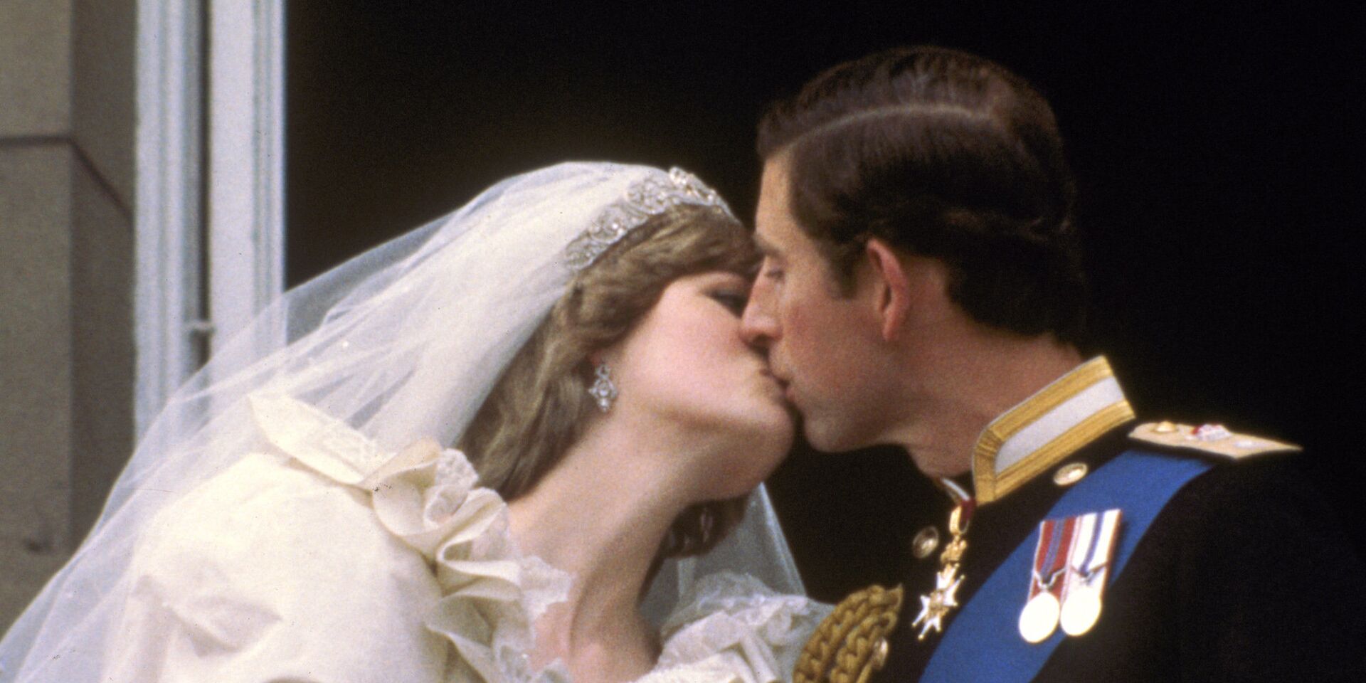 Принц Чарльз целует свою невесту, бывшую Диану Спенсер на балконе Букингемского дворца - ИноСМИ, 1920, 28.03.2021