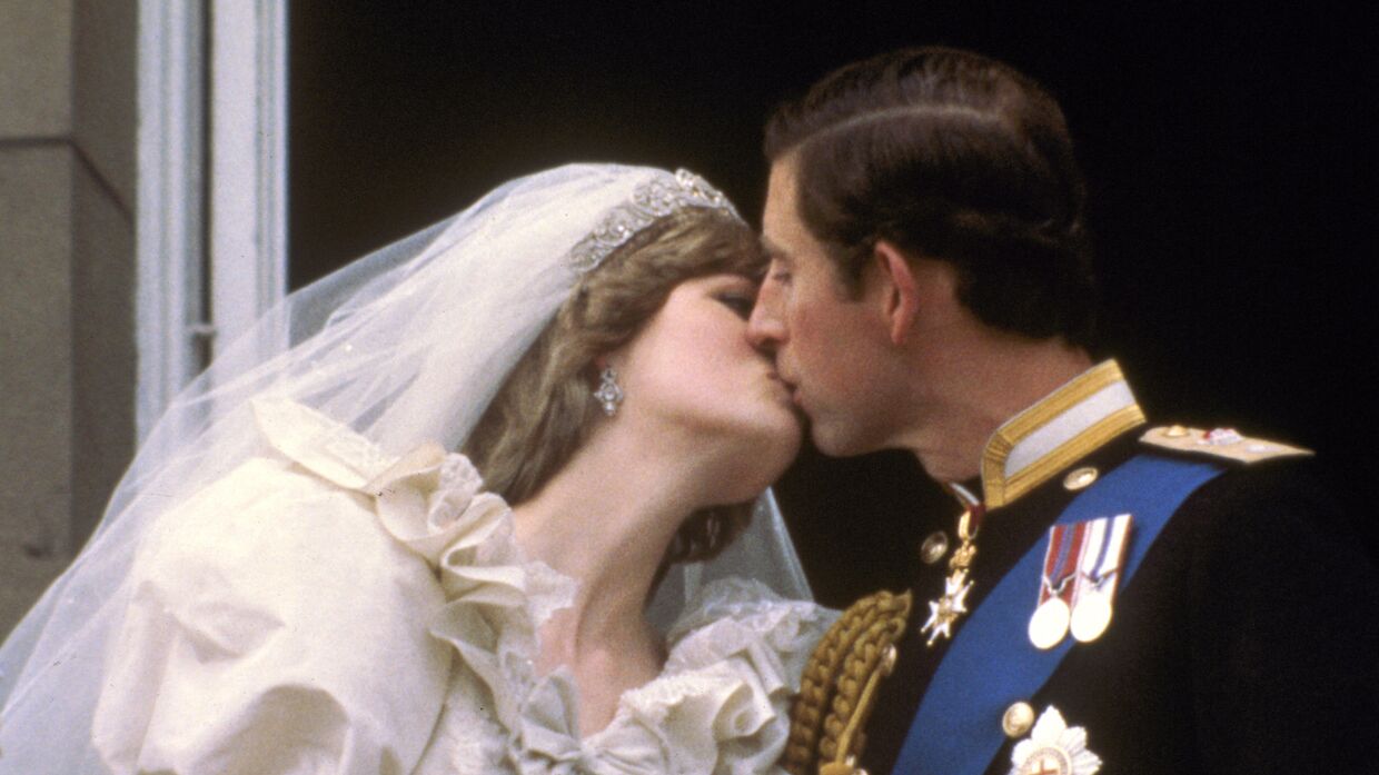 Принц Чарльз целует свою невесту, бывшую Диану Спенсер на балконе Букингемского дворца