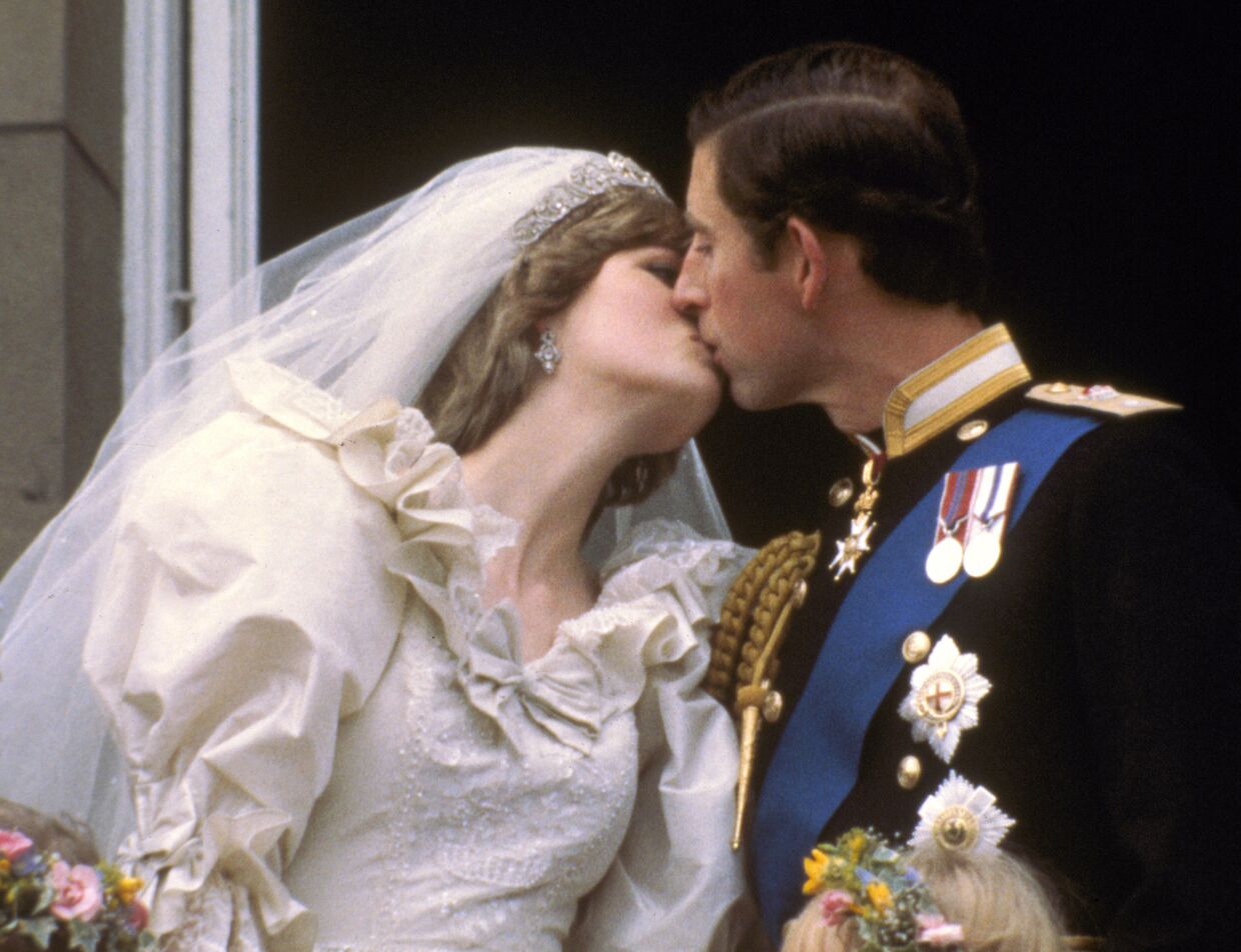 Принц Чарльз целует свою невесту, бывшую Диану Спенсер на балконе Букингемского дворца