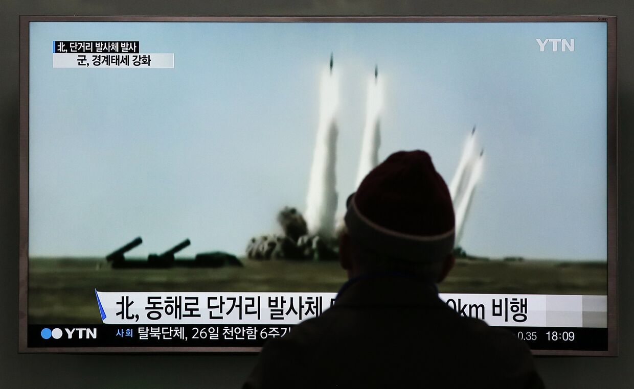 Мужчина смотрит учебный запуск ракет КНДР в сторону Японского моря. Сеул, Южная Корея