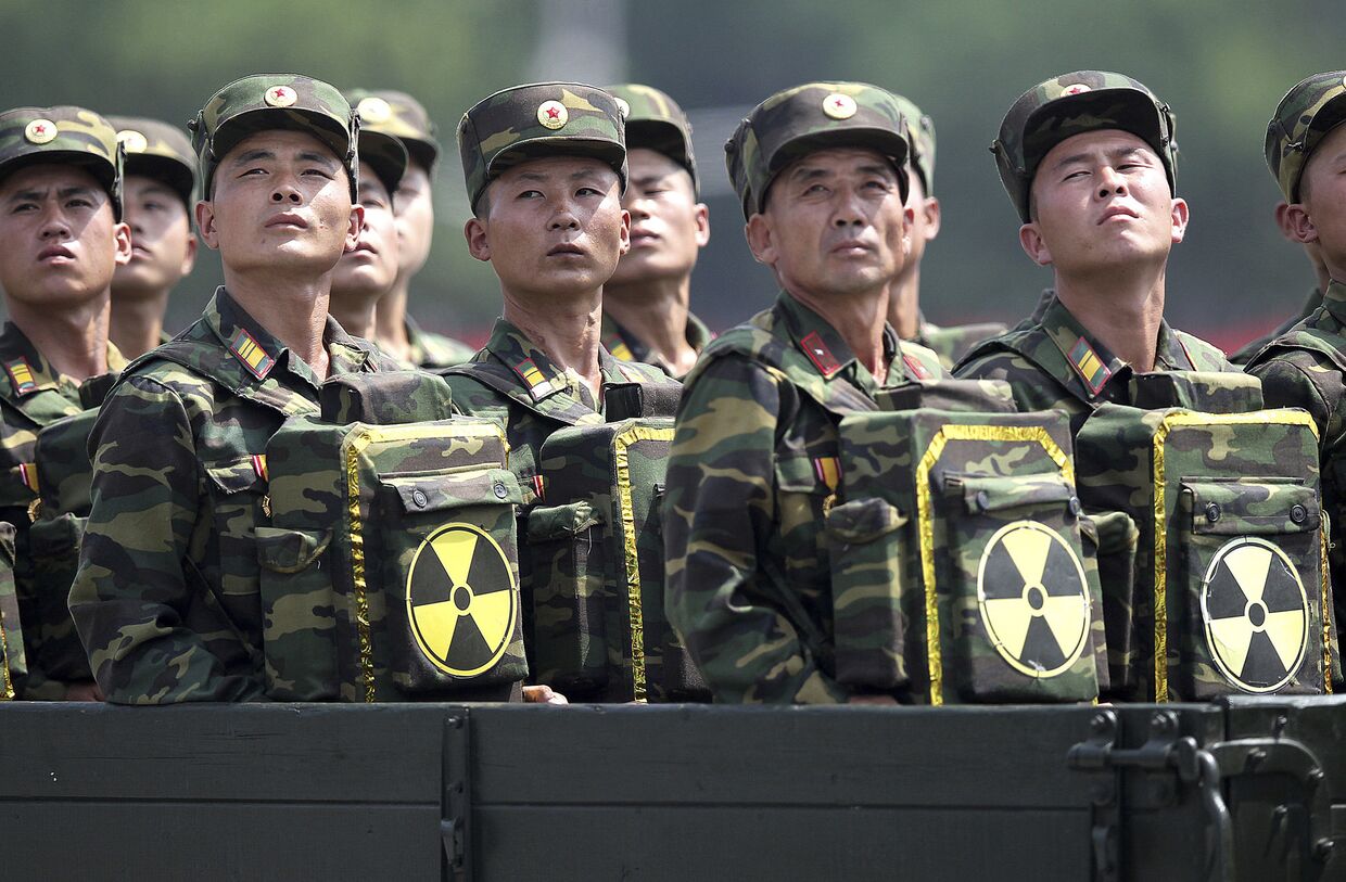 Северокорейские солдаты смотрят в сторону своего лидера Ким Чен Ына