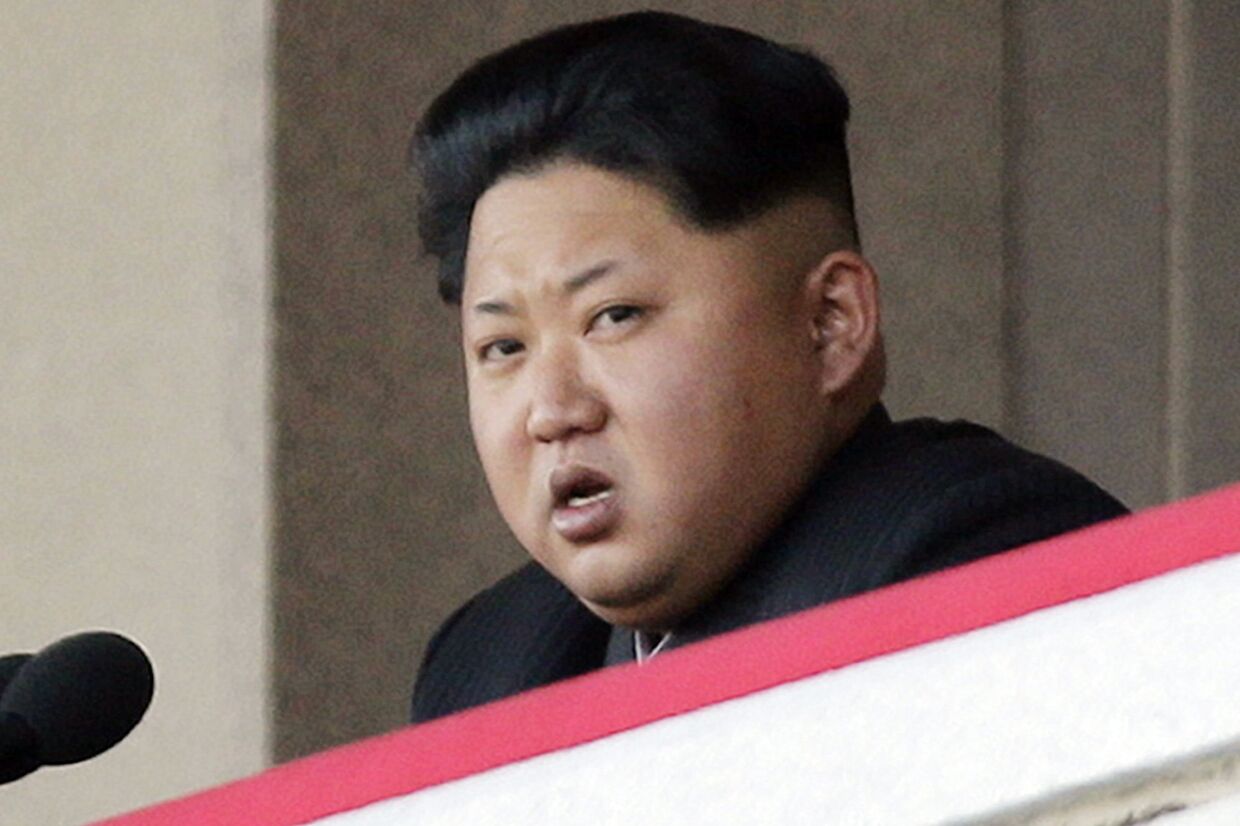Северокорейский лидер Ким Чен Ын на военном параде в Пхеньяне