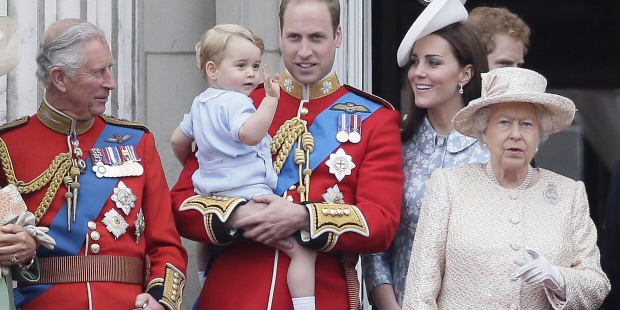 Принц Чарльз, принц Уильям, принц Джордж, королева Елизавета II, Кейт Миддлтон и принц Гарри на параде у Букингемского дворца в Лондоне