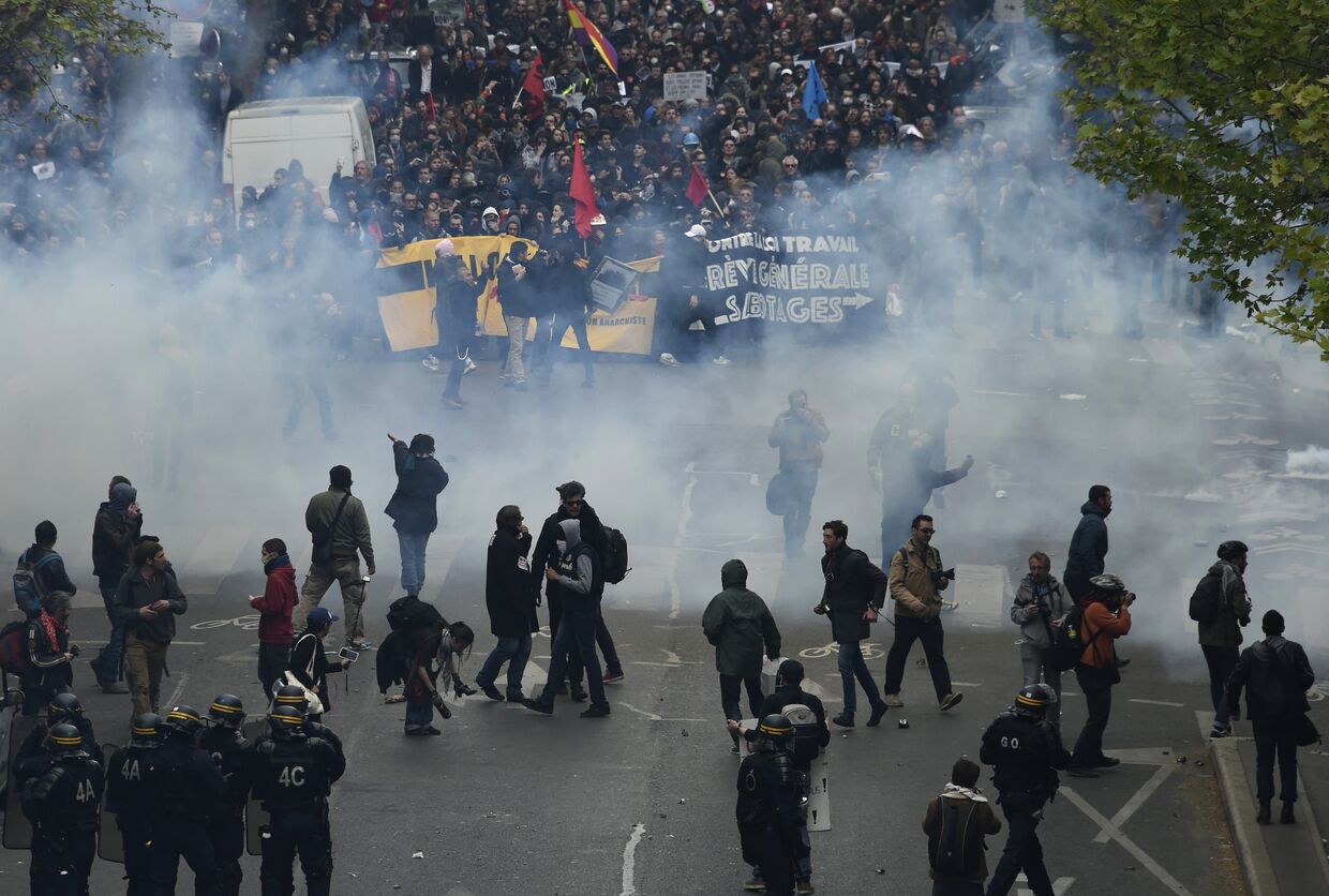 Столкновения с полицией протестующих против трудовой реформы в Париже