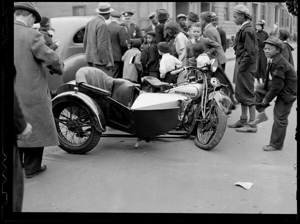 Мотоцикл из охраны первой леди Элеоноры Рузвельт, сбитый автомобилем в Роксбери