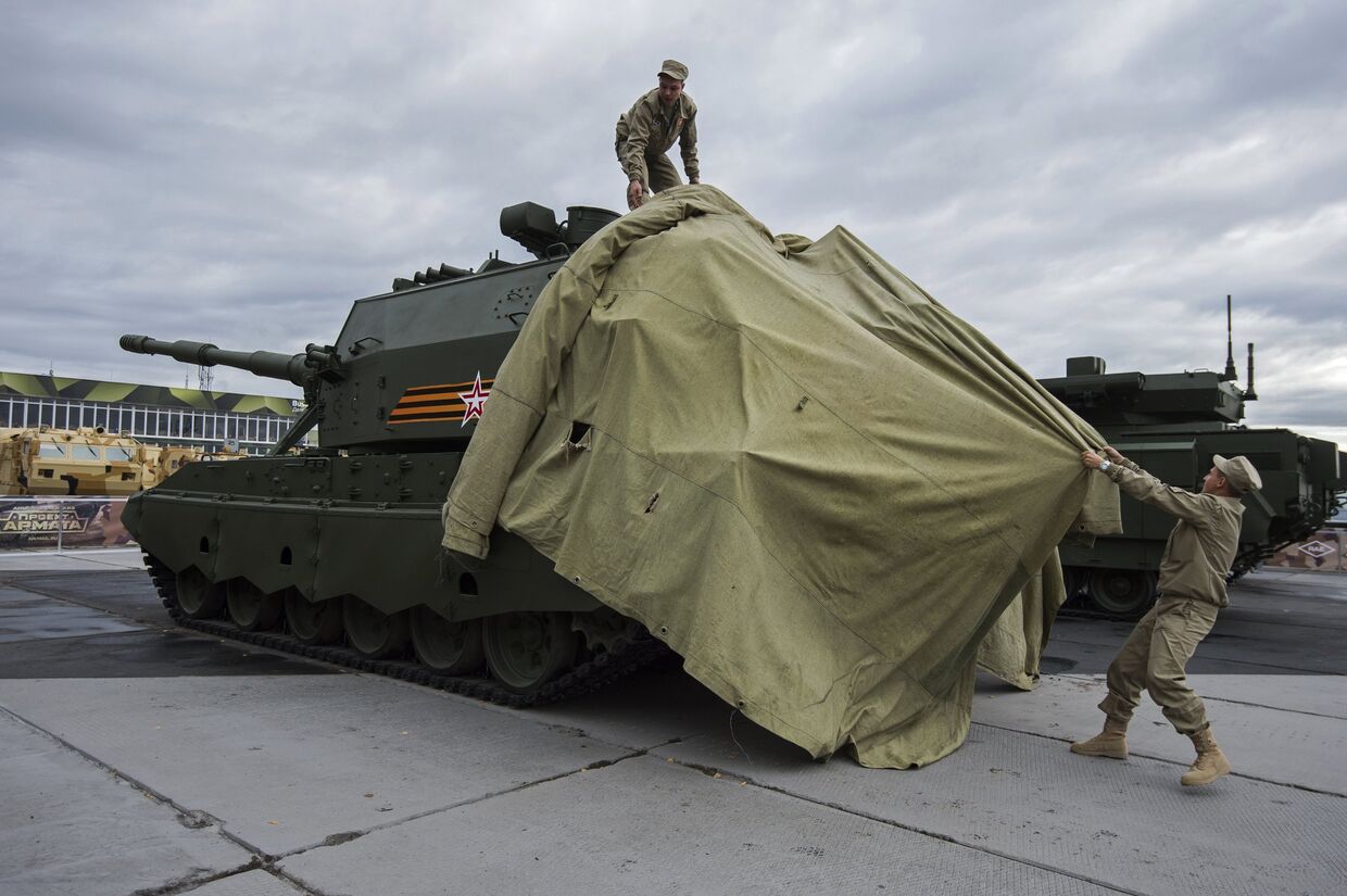 Сотрудники снимают тент с 152-миллиметровой самоходной артиллерийской установки «Коалиция-СВ»