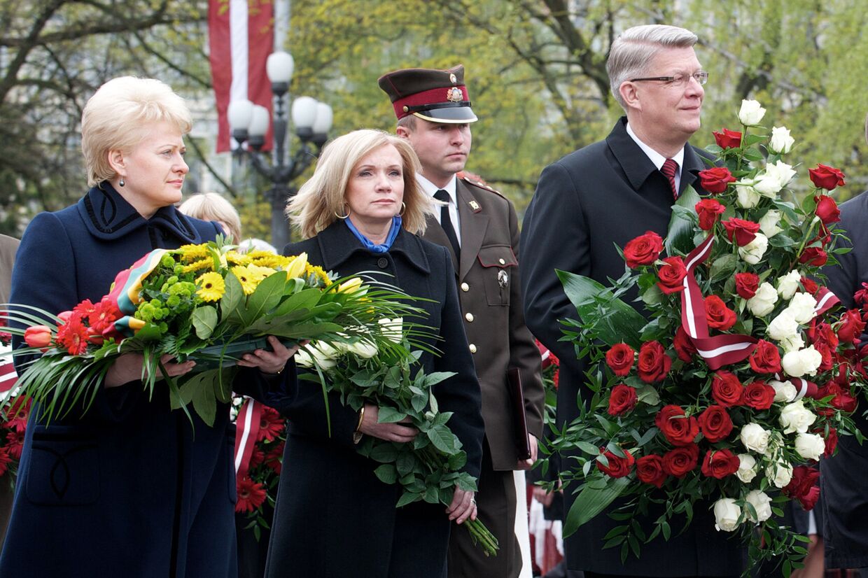 Президент Литвы Даля Грибаускайте и президент Латвии Валдис Затлерс со своей женой