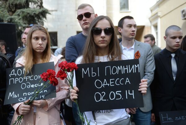 Участники акции в память о погибших при пожаре в одесском Доме профсоюзов у посольства Украины в Москве