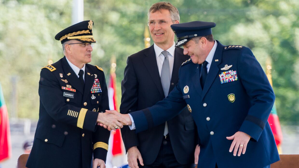 Церемония смены командования в военном штабе НАТО