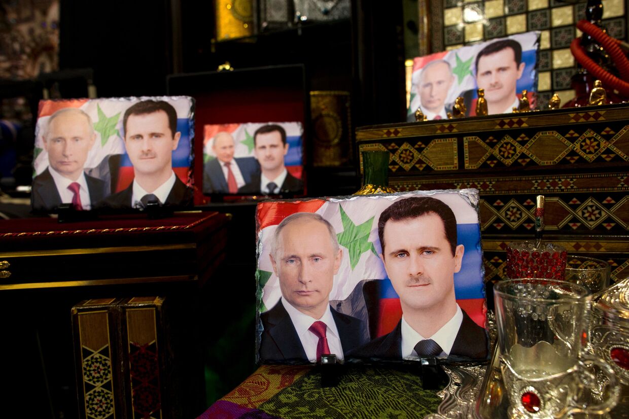 Сувениры с изображениями президента России Владимира Путина и президента Сирии Башара Асада
