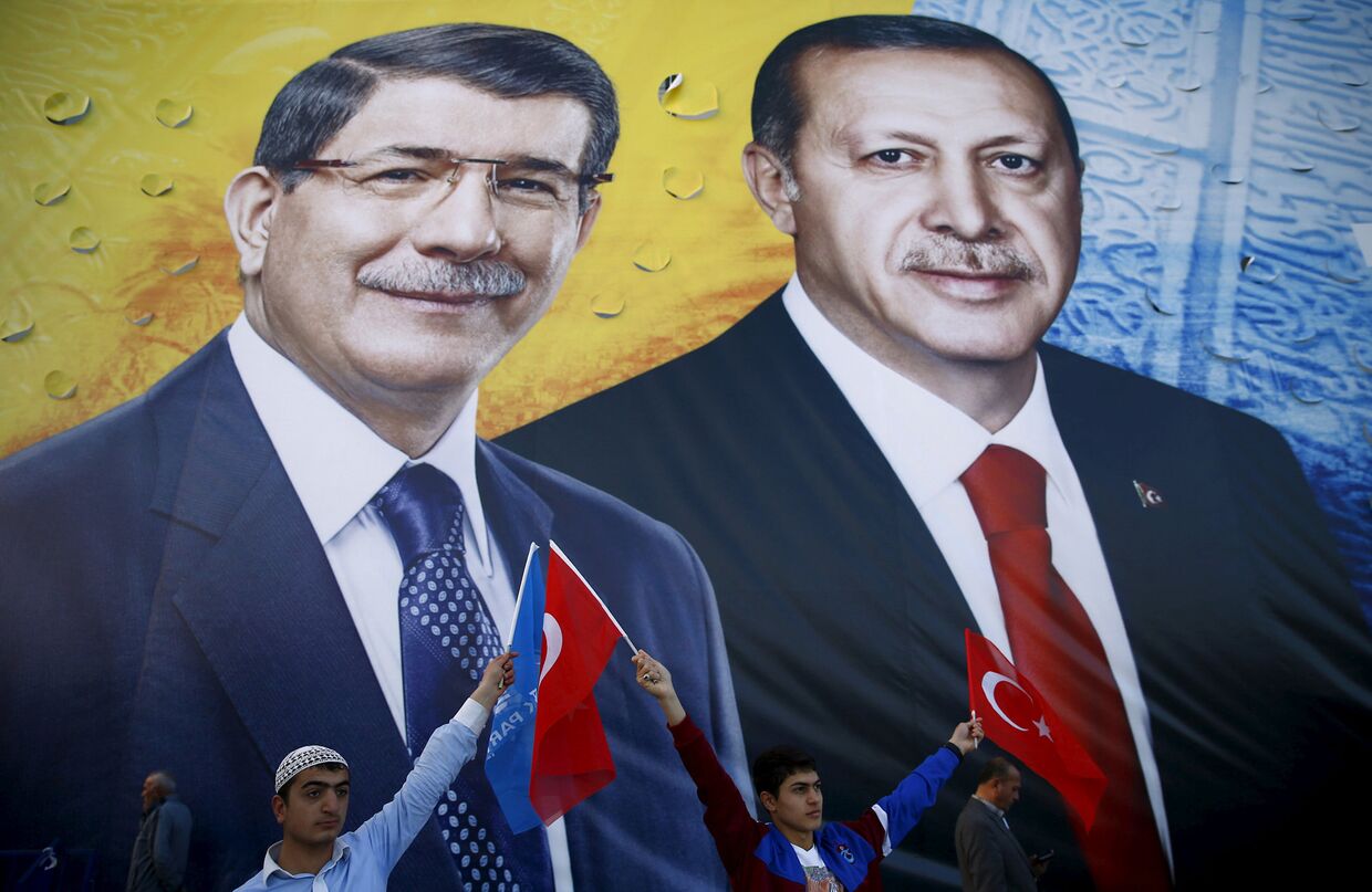 Баннер с портретами президента Турции Тайипа Эрдогана и премьер-министра Ахмета Давутоглу
