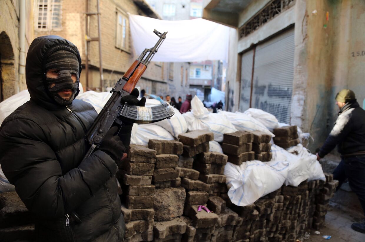 Боец вооруженного отряда Рабочей партии Курдистана в городе Диярбакыр
