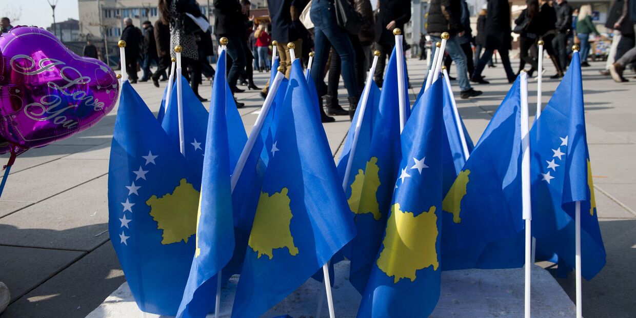 Флаги Республики Косово для продажи на площади матери Терезы в столице Косово Приштине