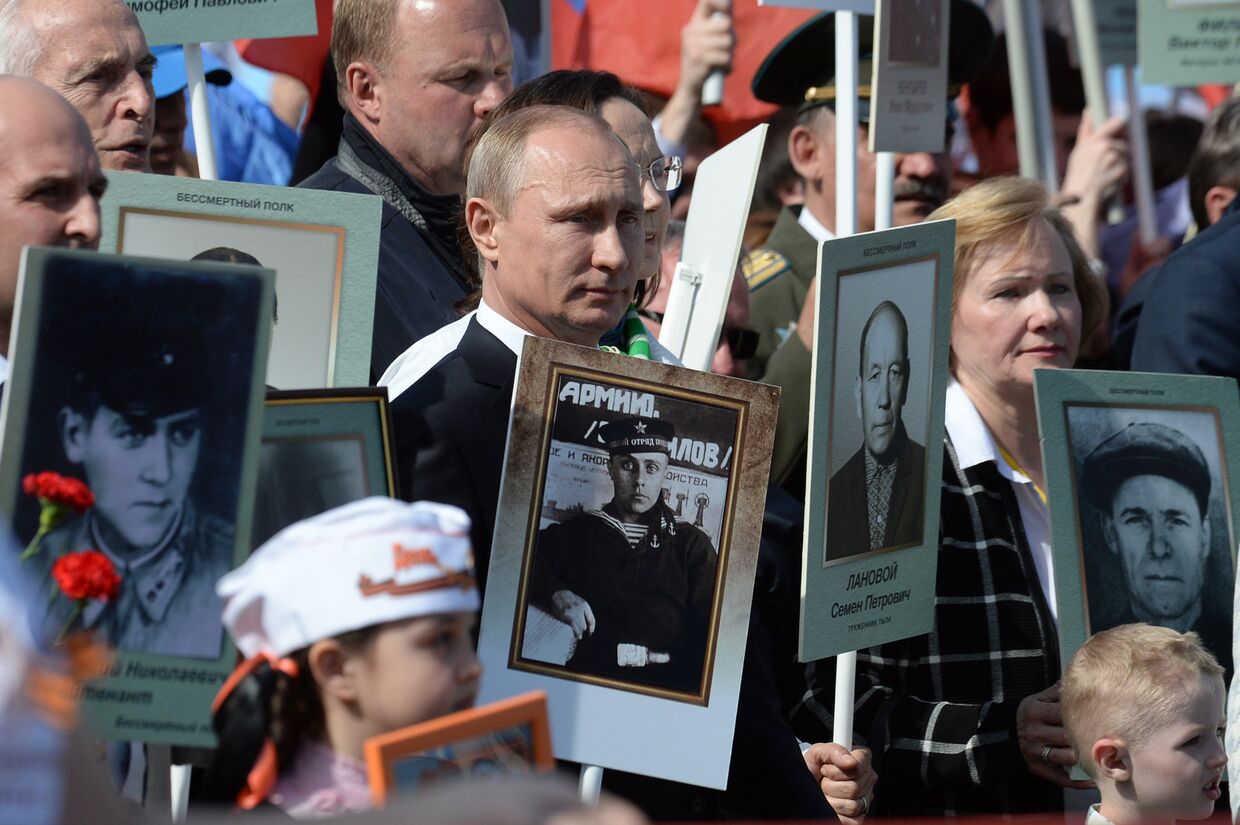 Владимир Путин во время акции «Бессмертный полк»
