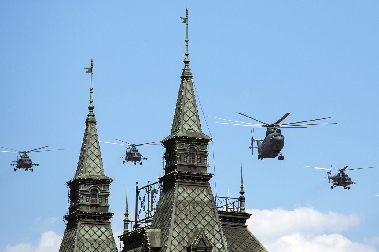 Военные вертолеты по время парада Победы
