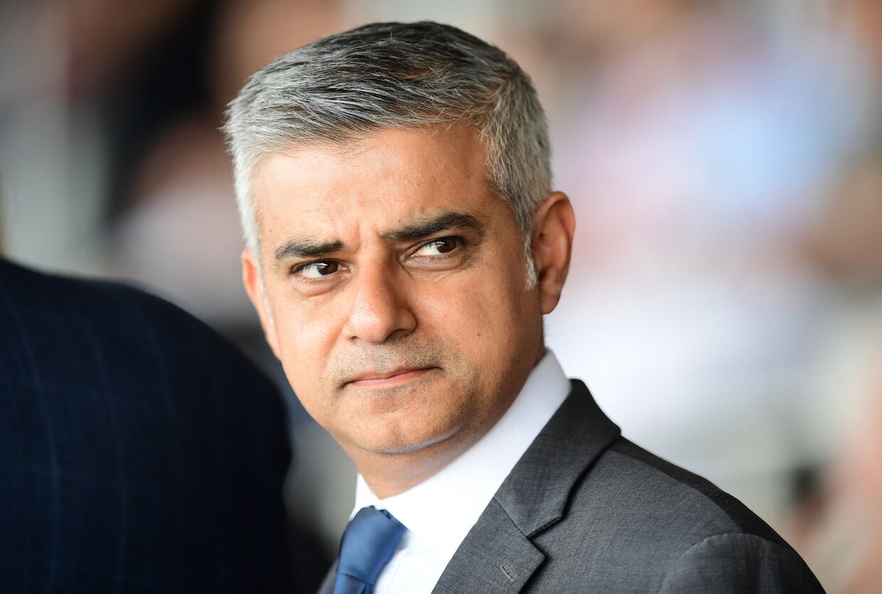 Новый мэр Лондона Садик Хан во время церемонии дня памяти жертв Холокоста в Лондоне