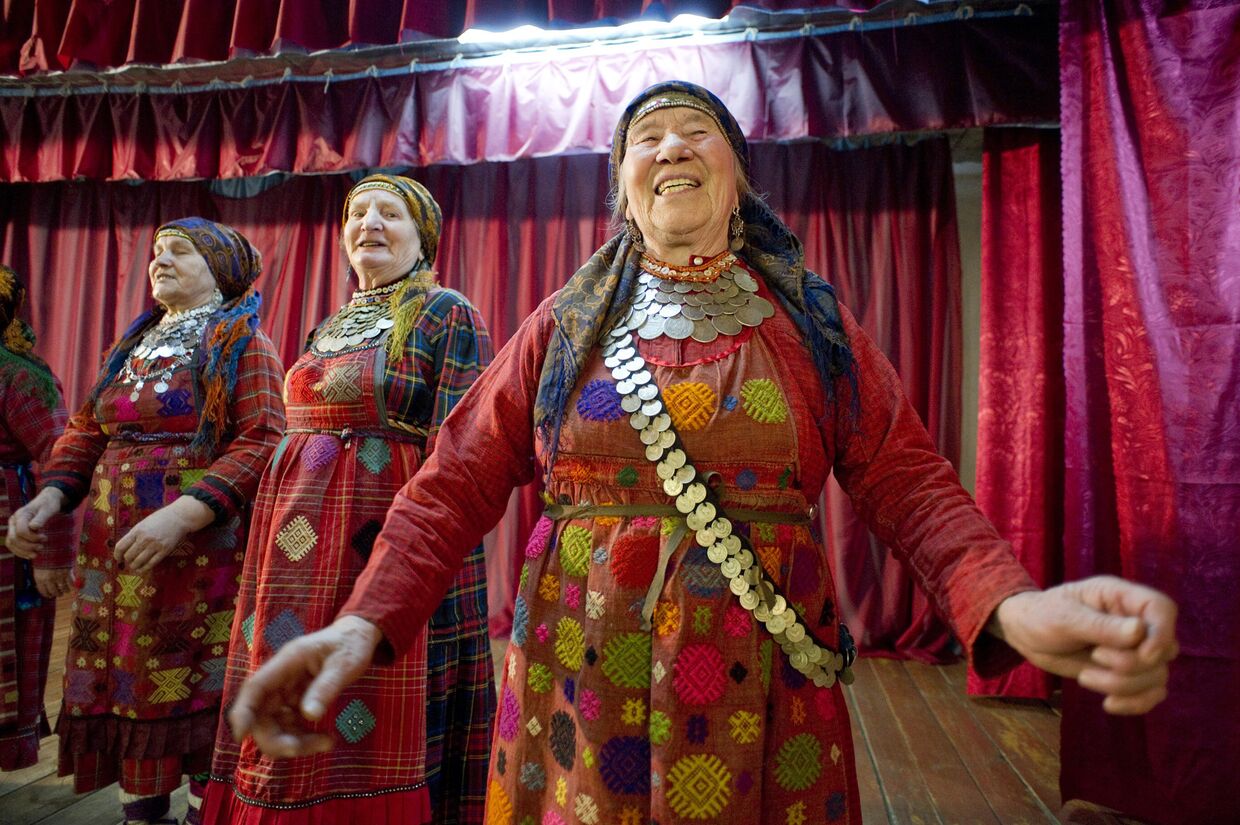 «Бурановские бабушки» выступают в местном клубе в селе Бураново