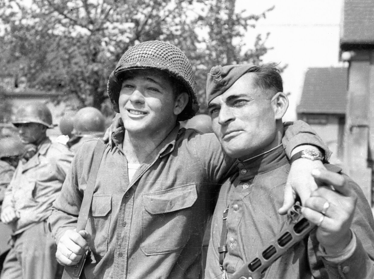 Советский и американский солдаты