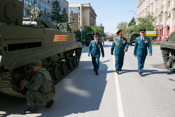 Военнослужащие и военная техника перед парадом в Волгограде
