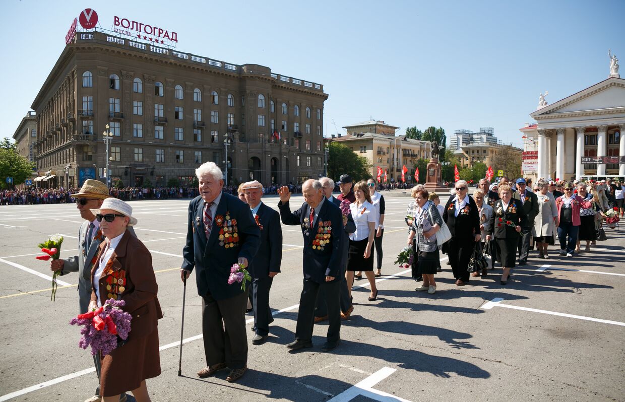 Ветераны во время военного парада в Волгограде